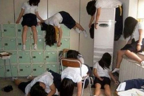 Bu kızlara yatacak yer bulamıyor! - Resim: 1