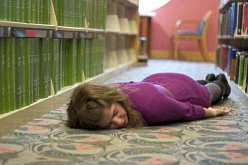 Bu kızlara yatacak yer bulamıyor! - Resim: 2