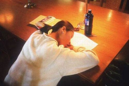 Bu kızlara yatacak yer bulamıyor! - Resim: 3