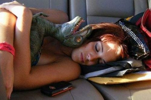 Bu kızlara yatacak yer bulamıyor! - Resim: 4