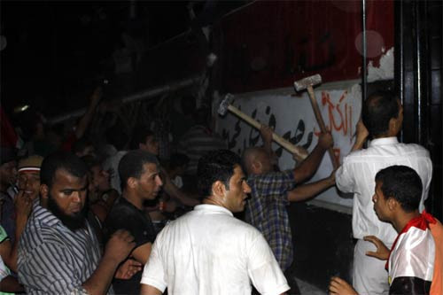 Kahire'de İsrail Büyükelçiliği'ni bastılar - Resim: 3