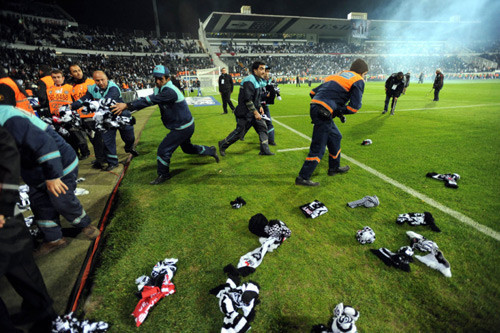 Maç bitti sahaya atkı yağdı! - Resim: 3