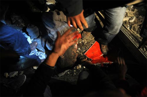 Van'da deprem binaları yerle bir etti - Resim: 1