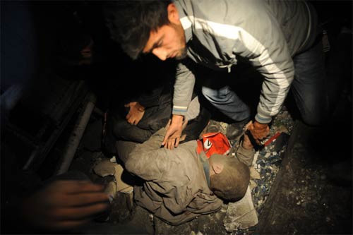 Van'da deprem binaları yerle bir etti - Resim: 4