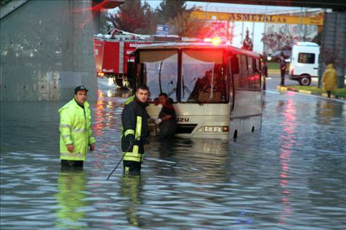 İşçi servisi sel suları içinde kaldı - Resim: 1