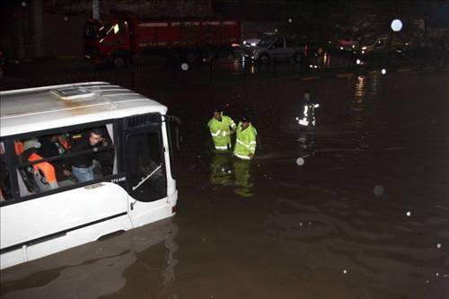 İşçi servisi sel suları içinde kaldı - Resim: 2