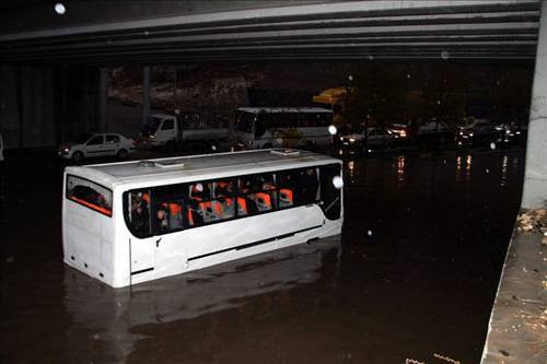 İşçi servisi sel suları içinde kaldı - Resim: 3