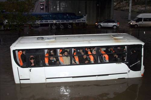 İşçi servisi sel suları içinde kaldı - Resim: 4