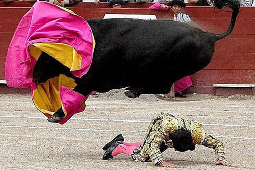 Boğa matadoru gafil avladı! - Resim: 1