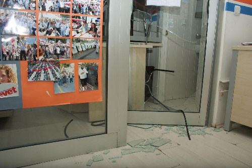 AK Parti Beşiktaş ilçe binası işgal edildi - Resim: 1