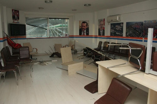 AK Parti Beşiktaş ilçe binası işgal edildi - Resim: 2