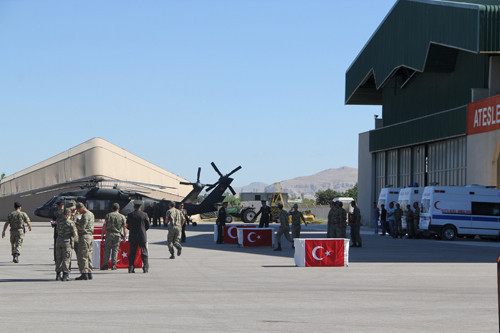 8 şehidimiz gözyaşlarıyla uğurlandı - Resim: 4