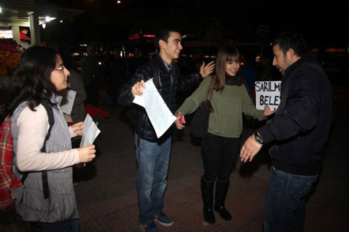 Bu kızlara sarılmak beleş! - Resim: 1