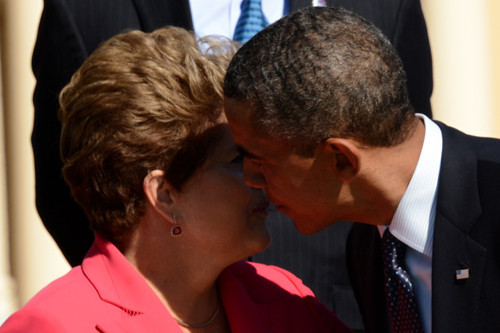 Gizli izlemeden sonra samimi öpücük! - Resim: 1