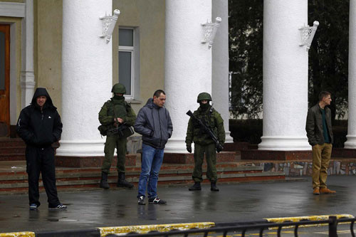 Rus askerleri Kırım havaalanını işgal etti - Resim: 1