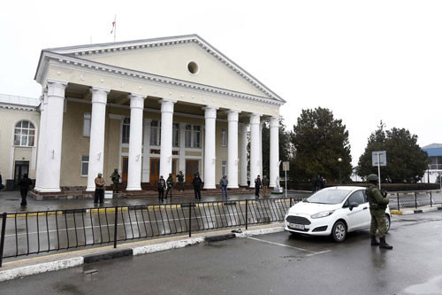 Rus askerleri Kırım havaalanını işgal etti - Resim: 3