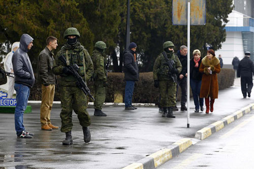 Rus askerleri Kırım havaalanını işgal etti - Resim: 4