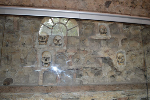 Kemiklerden inşa edilmiş ürkütücü yapılar - Resim: 4