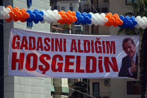 Başbaka Erdoğan'a Adana'da ilginç pankart - Resim: 1