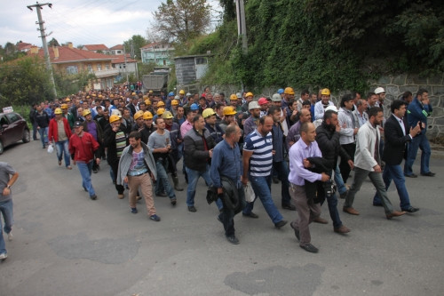 Maden işçileri valiliğe yürüyor - Resim: 4