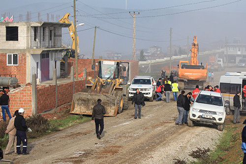 Evini yıktırmamak için çocuğunun boğazına bıçak dayadı - Resim: 1
