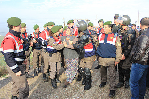 Evini yıktırmamak için çocuğunun boğazına bıçak dayadı - Resim: 2