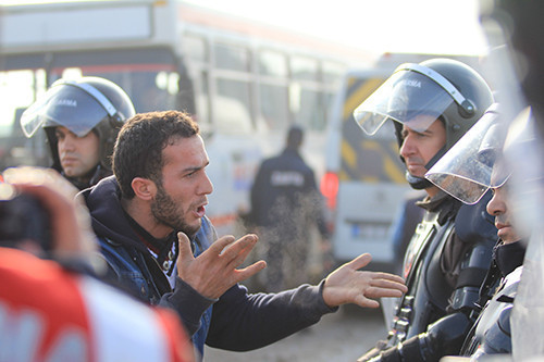 Evini yıktırmamak için çocuğunun boğazına bıçak dayadı - Resim: 3