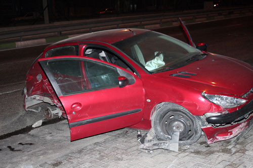 Hatalı sollama yapan araçta can pazarı - Resim: 2