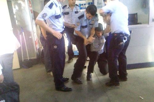 Polisten güvenlikçiye dayak - Resim: 1