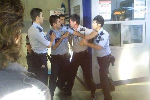 Polisten güvenlikçiye dayak - Resim: 2