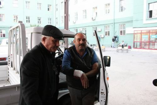 Acemi kasaplar kendini kesti! - Resim: 4