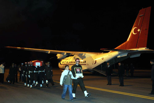 Türkiye şehitleri için ağlıyor - Resim: 2