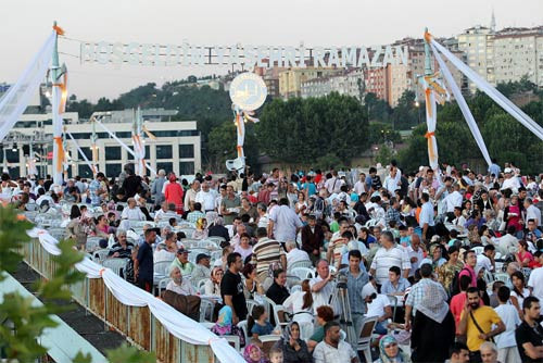Eyüp'te 15 bin kişilik iftar! - Resim: 2