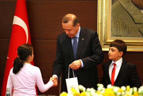 Minikler Erdoğan'ın koltuğuna oturdu - Resim: 3