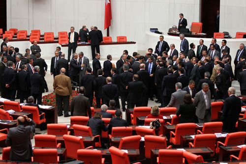 MHP'liler Meclis kürsüsünü işgal etti - Resim: 1