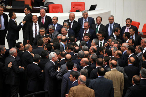 MHP'liler Meclis kürsüsünü işgal etti - Resim: 2