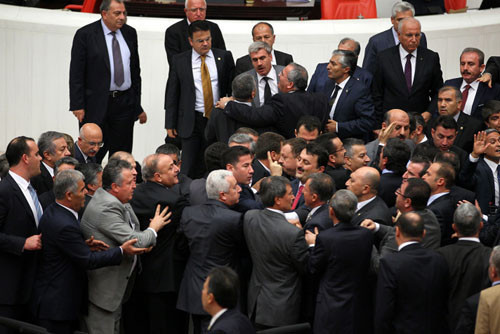 MHP'liler Meclis kürsüsünü işgal etti - Resim: 4