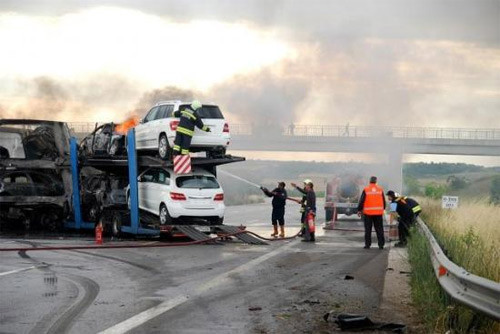 TEM'de Mercedesler cayır cayır yandı - Resim: 1