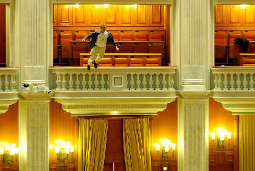 Meclis'in orta yerine atladı - Resim: 3