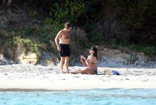 Carla Bruni ve Sarkozy plajda - Resim: 1