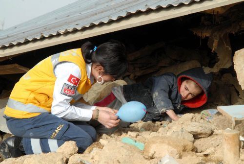 Depremde ölen annesini arıyor! - Resim: 3