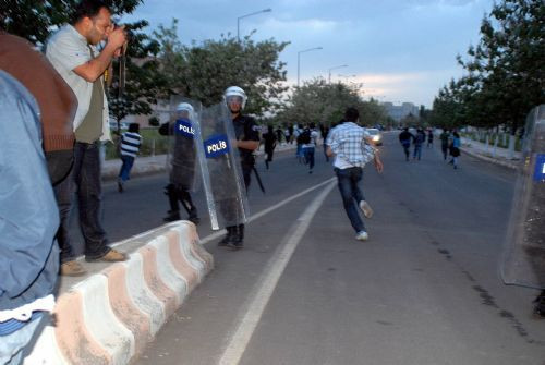 Üniversiteliler biber gazıyla dağıtıldı! - Resim: 2