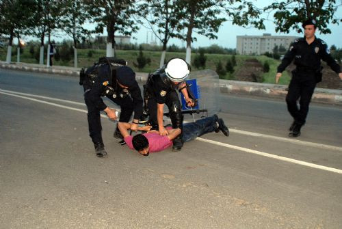 Üniversiteliler biber gazıyla dağıtıldı! - Resim: 3
