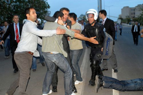 Üniversiteliler biber gazıyla dağıtıldı! - Resim: 4