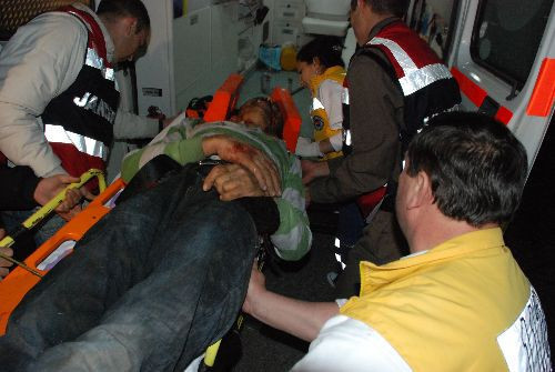 1 saat kamyonetin altında bekledi - Resim: 1