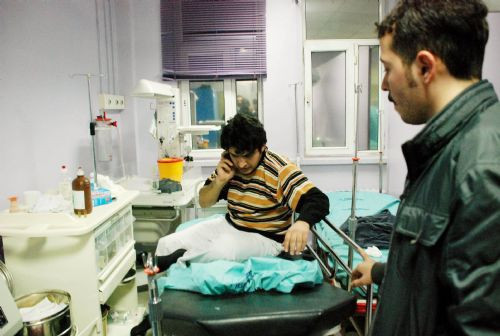 'Kızlarla yemek yedin' dayağı! - Resim: 3