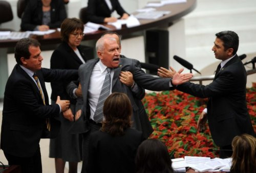 Meclis'te tansiyon düşmüyor! - Resim: 3