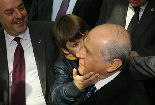 Bahçeli'yi sevgiye boğan çocuk - Resim: 1