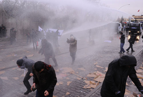 ODTÜ'nün önü savaş alanı gibi - Resim: 1
