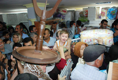 Vatandaş birbirini ezdi! - Resim: 2